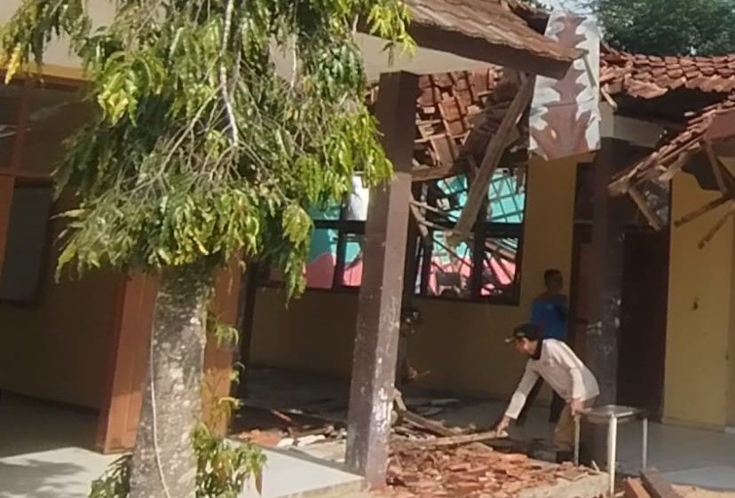Sekolah Ambruk